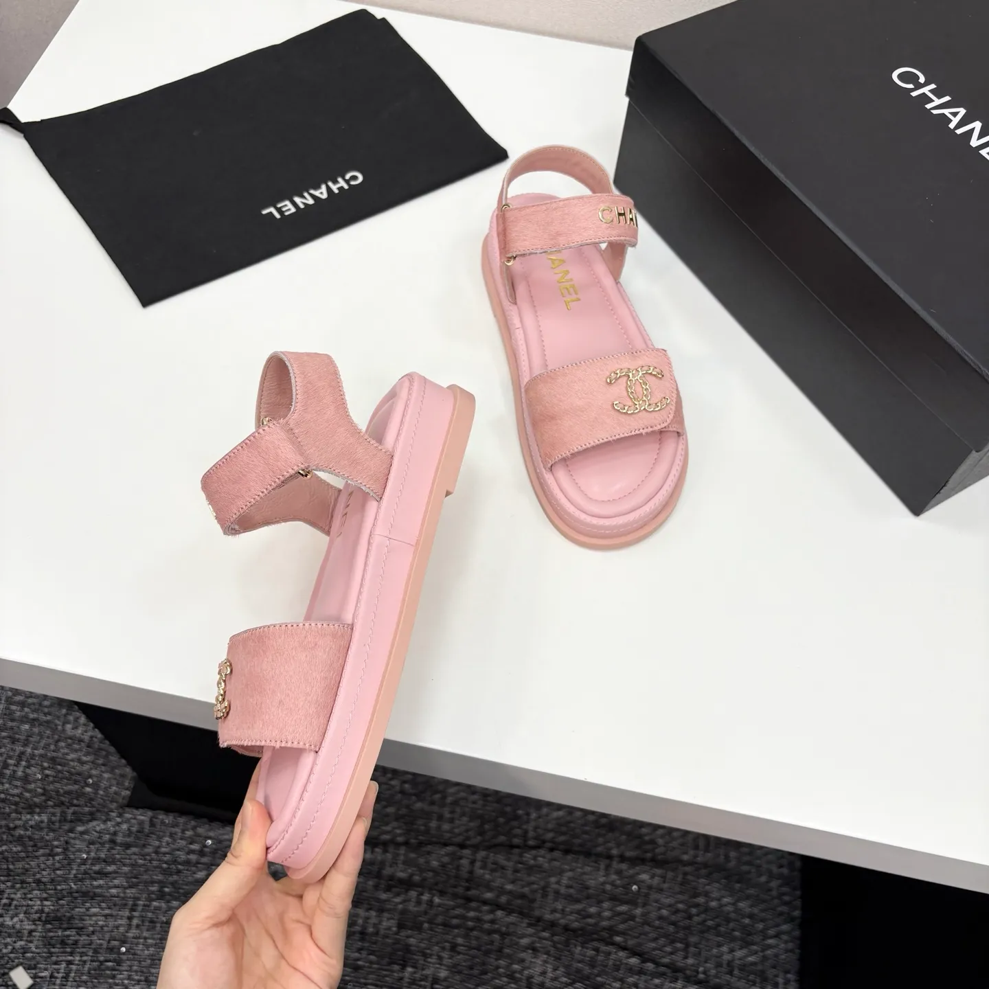 👟👟Ex-factory price 560👟👟Chanel Chanel's new early autumn thick-soled sandals are popular on catwalks on major social platforms. One of the most popular sandals at the moment. Soft and comfortable on the feet. Horsehair upper imported from Italy. Sheepskin feet. Original molded outsole Size: 35-40 (41 customized)